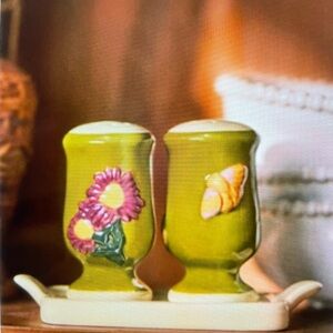 ❤️ ANTHROPOLOGIE THE FAYE ICON STONEWARE SALT & PEPPER SHAKER SET